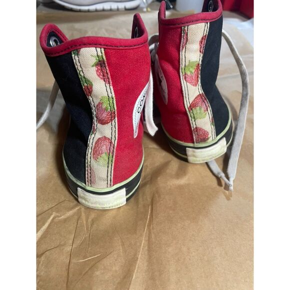 Converse contrast color with cute strawberry  accent details size 7 - Picture 14 of 15